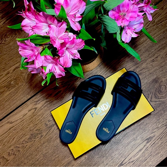 SOLD😍New FENDI SLIDES SANDAL SIZE 38.5 fit 8 US - Picture 2 of 5